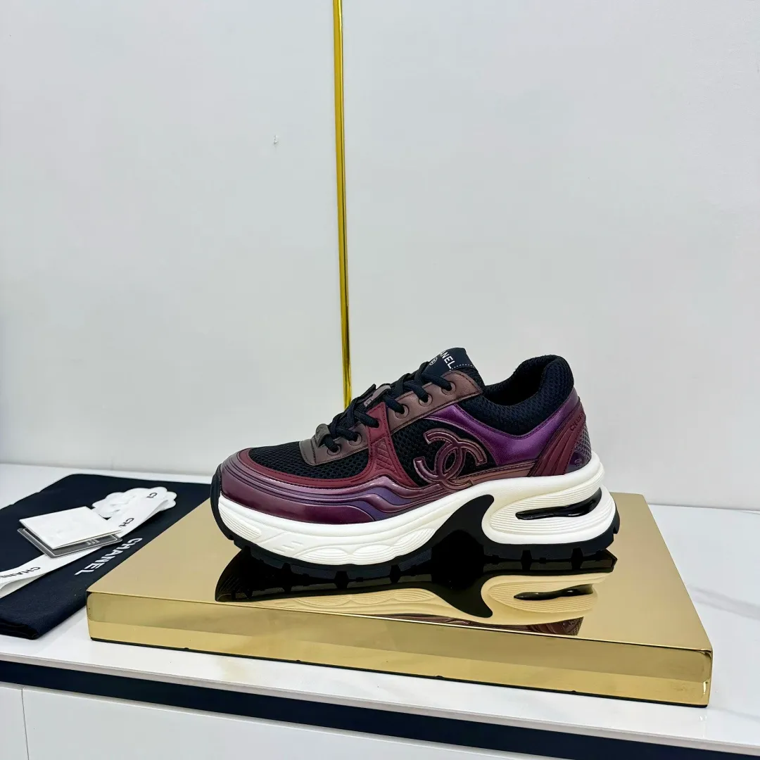 👟👟Ex-factory price 680👟👟 Upgraded version, upgraded version, upgraded version! No rebuttal accepted! ! ! ! Chanel Chanel panda shoes! 2025 counter's top casual sports shoes. This classic design; the upper is electro-embroidered with a variety of techniques; the outsole is fashionable and sporty; the unusual inclusion of a variety of color matching elements... The diversified mix and match is very good-looking and versatile, and can be used for leisure, fashion, sports, and outdoor... ꫛꫀꪝ Go➫ Materials: ❶Upper made of: original imported first-layer silk cowhide + original waterproof cloth + original first-layer cowhide ❷Inner lining: Original Yangli+Net ❸Outsole based on: Original TPU combination outsole Counter boutique packaging complete set for women 35–41 👉 👉 👉 👉